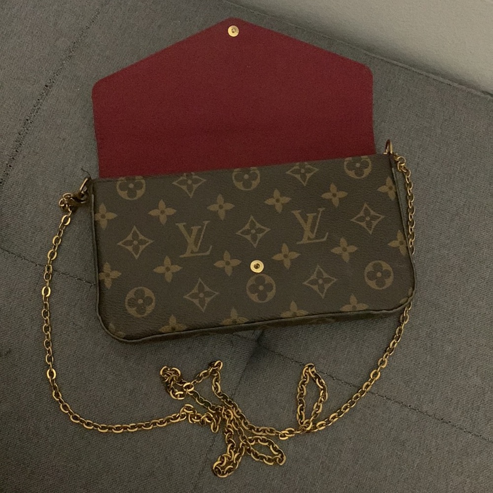 Louis Vuitton crossbody clutch. Strap detachable. Burgundy color interior. - Picture 2 of 7